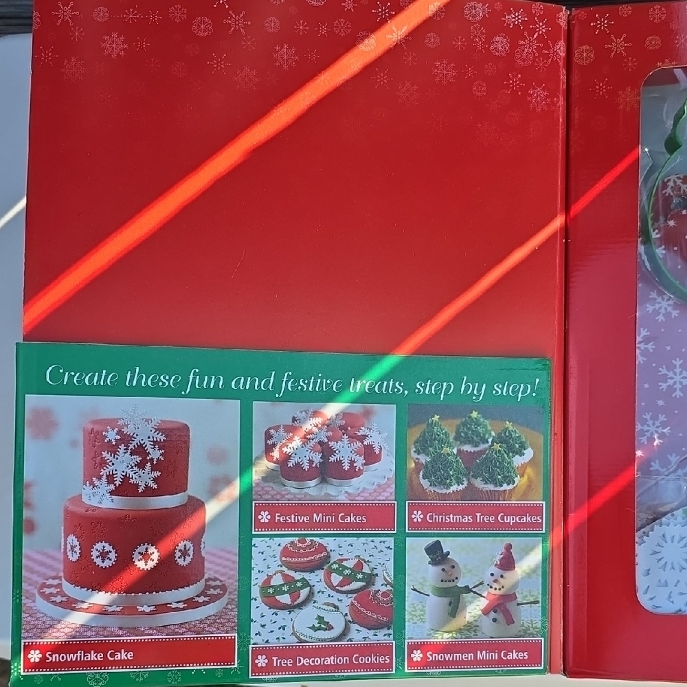 Christmas Cake Decorating Kit - Red and Green - Picture 3 of 5